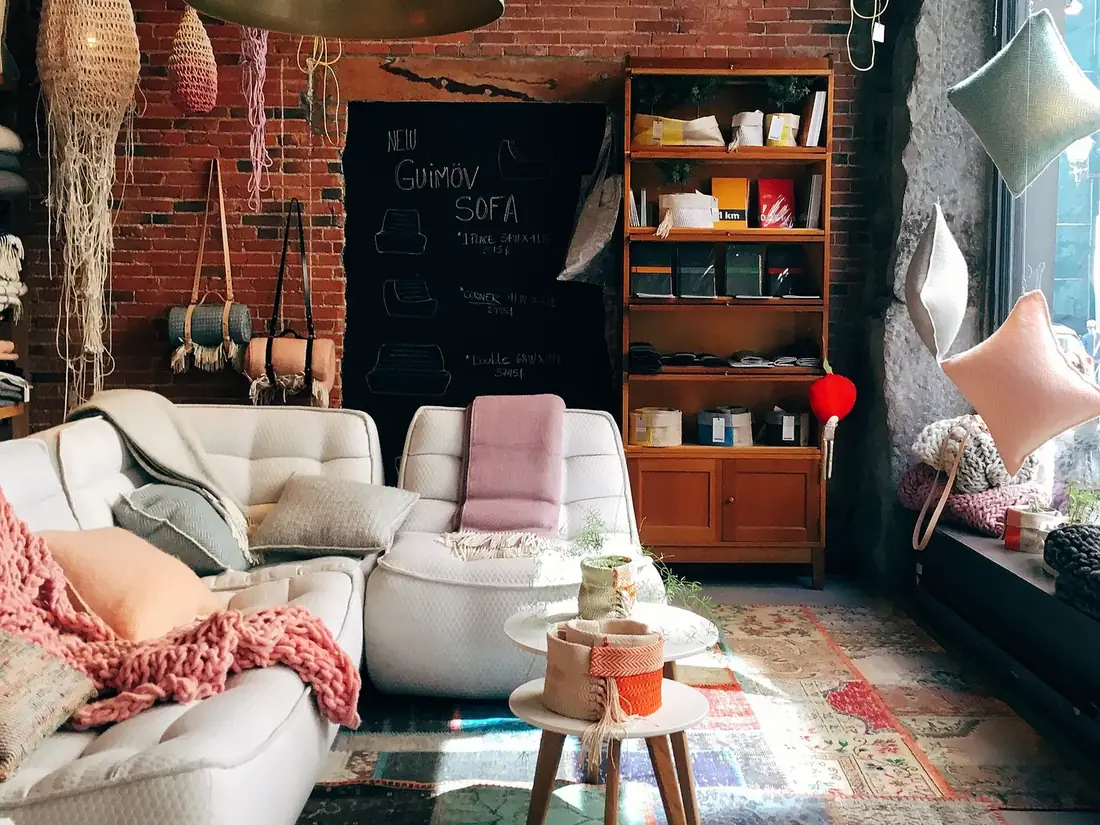 Sala con tapetes de colores y sillones claros