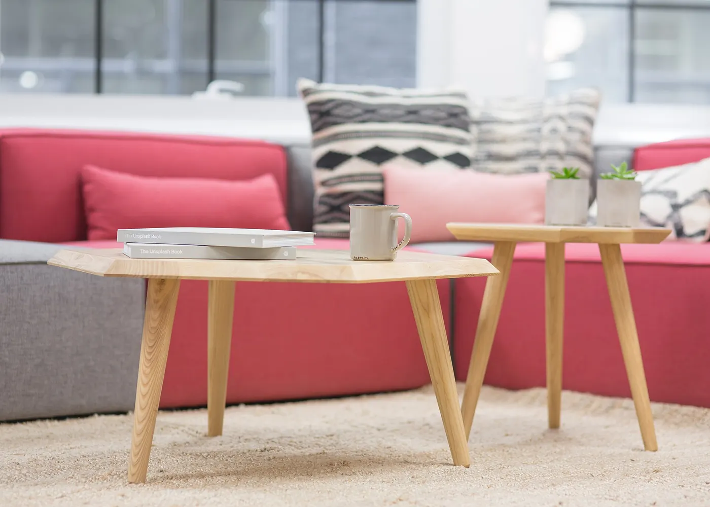 Sala de tela rosa con mesas de centro de madera